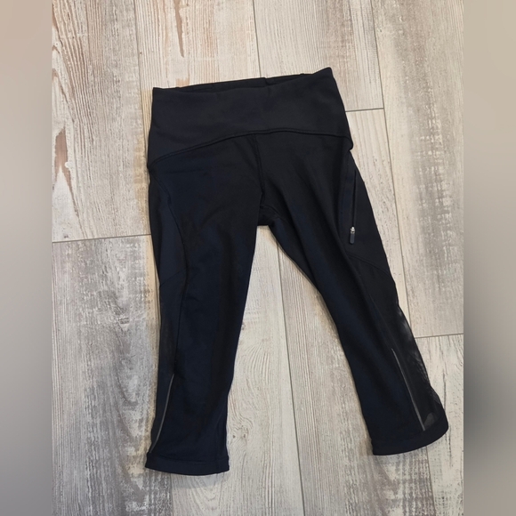 Lululemon Athletica Black Capri Leggings With Zipper Pocket & Mesh Down The Legs - Picture 4 of 10